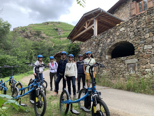 amis ou famille entrain de faire du cyclodebout en nature