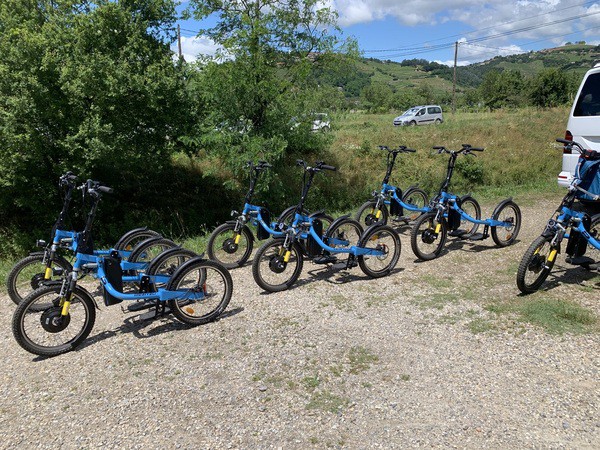 image de plusieurs cyclodebout dans la campagne 
