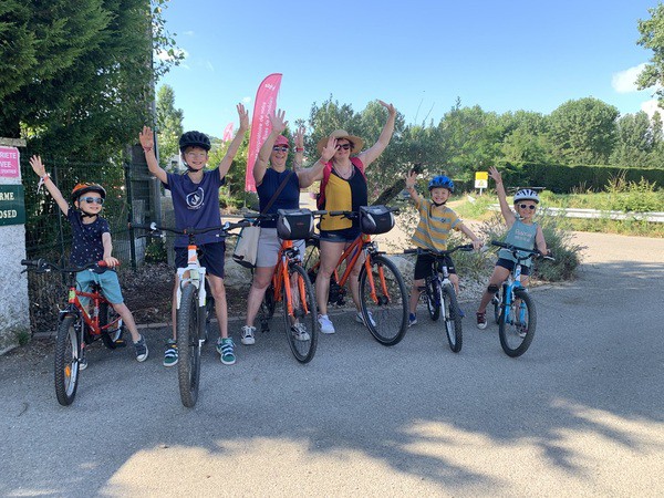famille en train de faire une balade en velo avec des enfant dans la vallée du Rhône