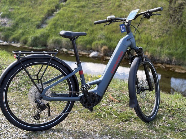 Image d'un vélo électrique dans la campagne 