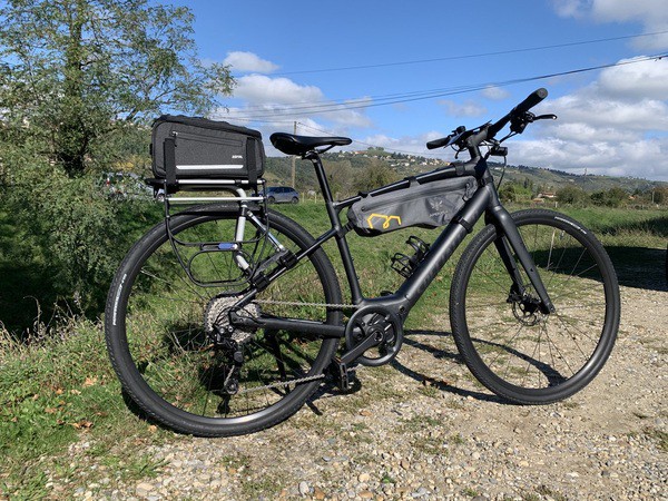 Image d'un velo tout terrain dans la campagne de la vallée du Rhône