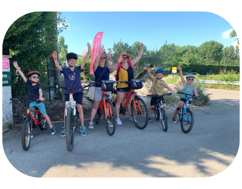location velo enfant moins 1 m 40 secteur vienne - photo famille et enfant en balade velo
