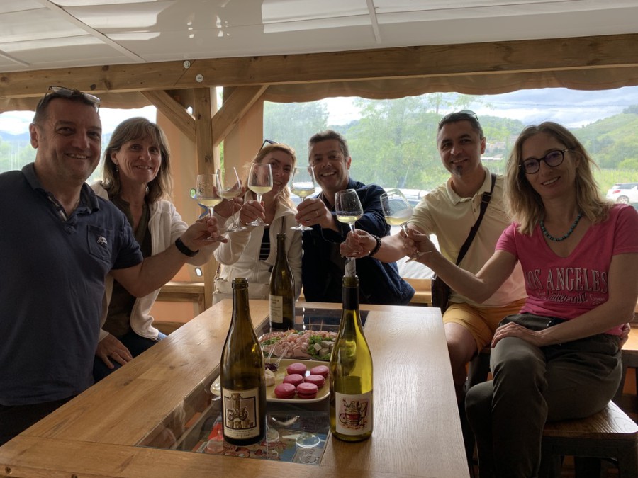 Dégustation apéritive de vins de Condrieu après une balade en gyropode dans les vignobles de Côte-Rôtie.